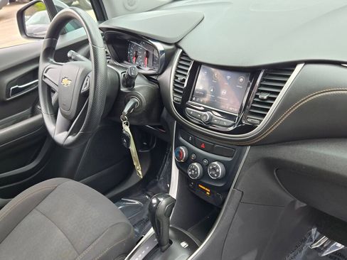 Used 2020 Chevrolet Trax LS w/ LPO, Cargo Package FWD image 8