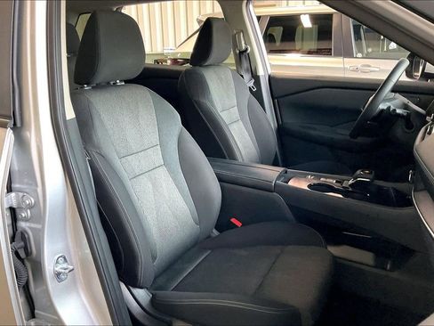 Used 2025 Nissan Rogue SV FWD image 21