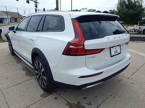 New 2026 Volvo V60 B5 Cross Country Ultra w/ Climate Package image 10