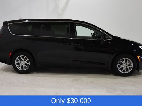 Used 2024 Chrysler Pacifica Touring-L image 3
