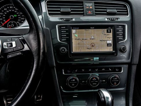 Used 2017 Volkswagen Golf S image 30