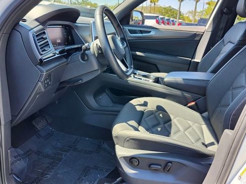 Used 2025 Volkswagen Atlas Cross Sport SE FWD image 9