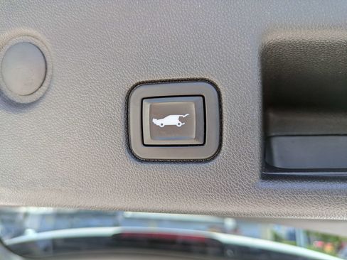 Used 2020 Chevrolet Equinox Premier FWD image 16