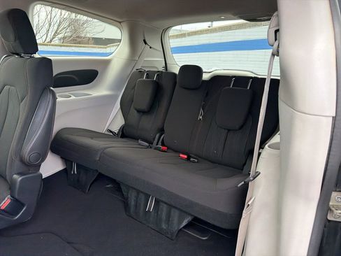 Used 2017 Chrysler Pacifica Touring image 21