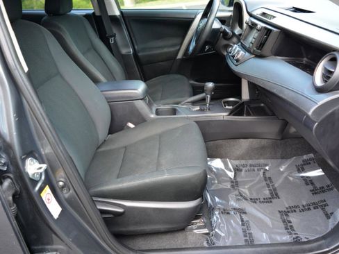Used 2018 Toyota RAV4 LE FWD image 23
