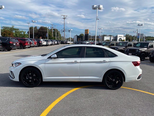 Used 2025 Volkswagen Jetta SE FWD image 2