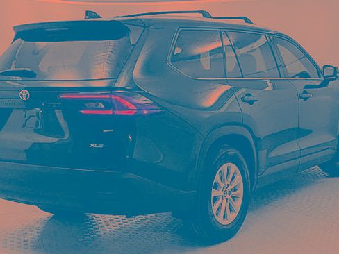 Used 2024 Toyota Grand Highlander XLE image 3