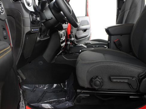 Used 2025 Jeep Wrangler Unlimited Sahara w/ Safety Group AWD/4WD image 15