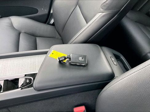 Used 2025 Volvo XC60 B5 Plus image 14