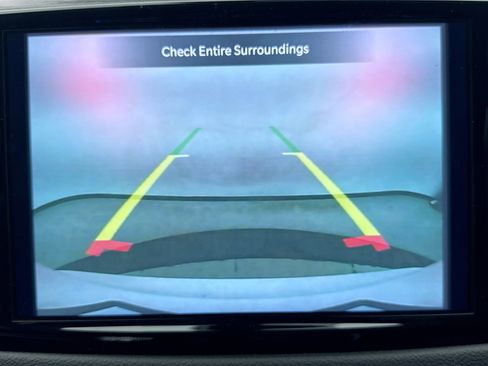 Used 2023 Chrysler Pacifica Touring-L FWD image 11