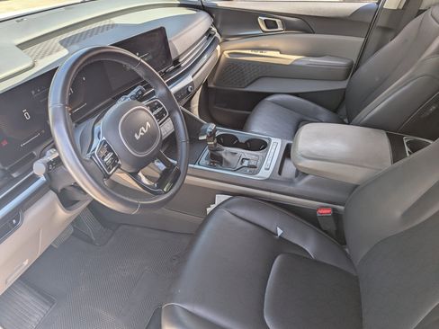 Used 2025 Kia Carnival FWD image 16