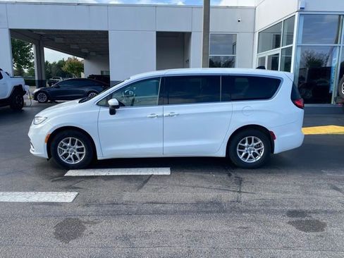 Used 2023 Chrysler Pacifica Touring-L image 6