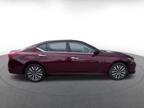 Used 2025 Nissan Altima 2.5 SV FWD image 13