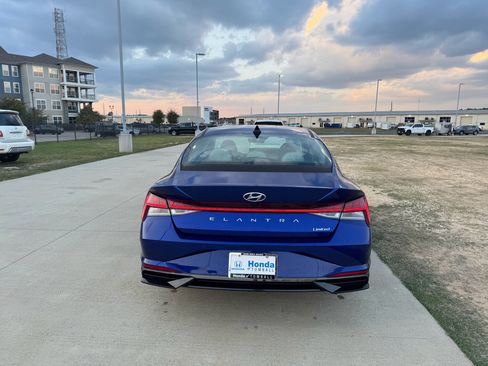 Used 2021 Hyundai Elantra Limited image 7