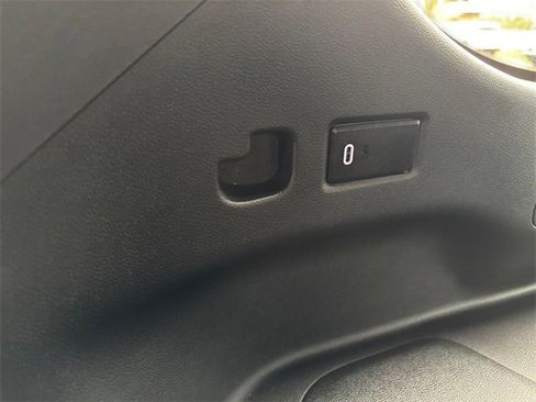 Used 2023 GMC Yukon XL SLE image 34