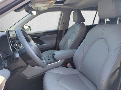 Used 2025 Toyota Highlander XLE FWD image 21