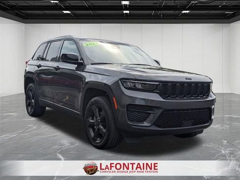 Used 2024 Jeep Grand Cherokee Altitude AWD/4WD image 7