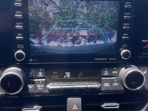 Used 2022 Toyota Highlander XLE FWD image 15
