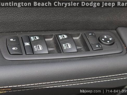 Used 2026 Chrysler Pacifica Select image 12