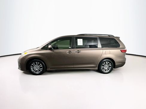 Used 2018 Toyota Sienna XLE FWD image 4