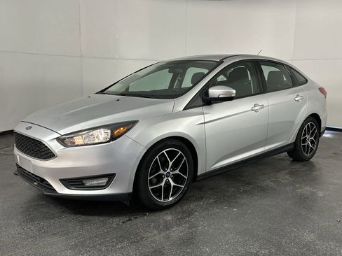 Used 2018 Ford Focus SEL w/ Cold Weather Package FWD image 4