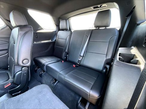 Used 2023 Chevrolet Traverse LT w/ LT Premium Package AWD/4WD image 17