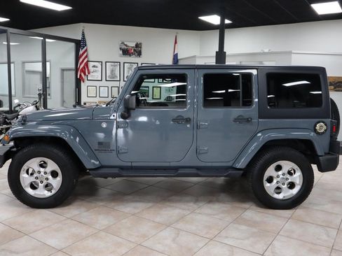 Used 2015 Jeep Wrangler Unlimited Sahara w/ Connectivity Group AWD/4WD image 2