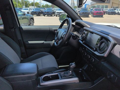 Used 2021 Toyota Tacoma TRD Off-Road w/ Technology Package AWD/4WD image 7