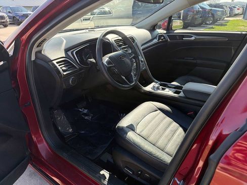 Used 2017 Ford Fusion SE w/ Fusion SE Technology Package image 2