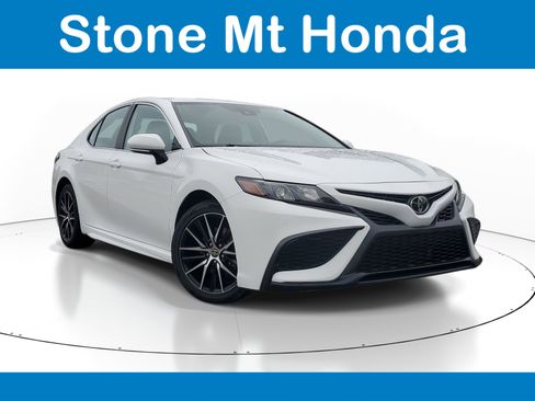 Used 2024 Toyota Camry SE FWD image 1