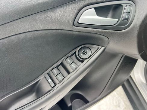 Used 2017 Ford Focus SE image 12