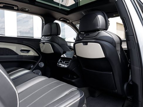 Certified 2023 Bentley Bentayga Extended Wheelbase AWD/4WD image 34
