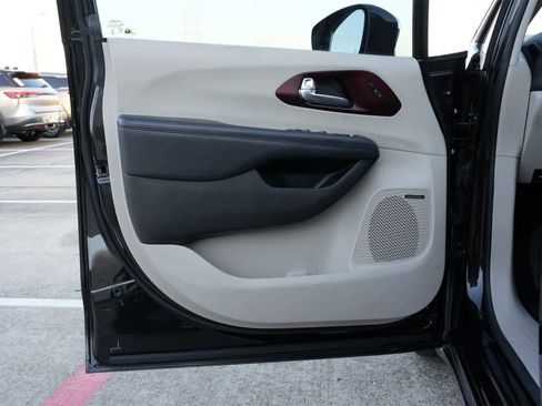 Used 2020 Chrysler Pacifica Limited w/ Tire & Wheel Group image 17