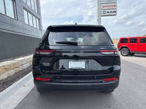 Used 2023 Jeep Grand Cherokee Altitude AWD/4WD image 4