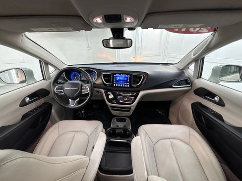 Used 2017 Chrysler Pacifica Touring-L w/ Tire & Wheel Group FWD image 17