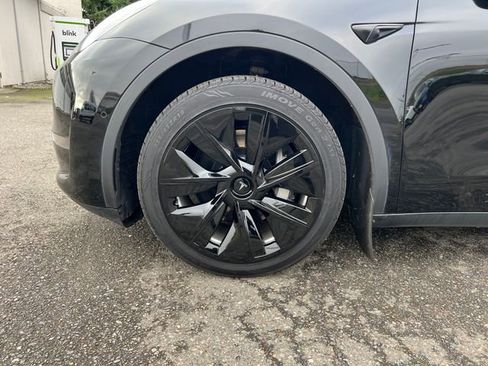 Used 2022 Tesla Model Y Long Range image 30