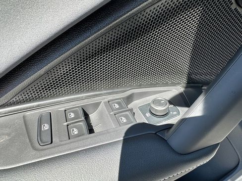 New 2025 Volkswagen Tiguan SE image 18