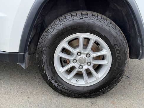 Used 2020 Jeep Grand Cherokee Laredo RWD image 11