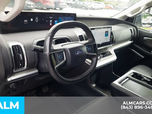 Used 2025 Ford Expedition Platinum w/ Driver's Package AWD/4WD image 15