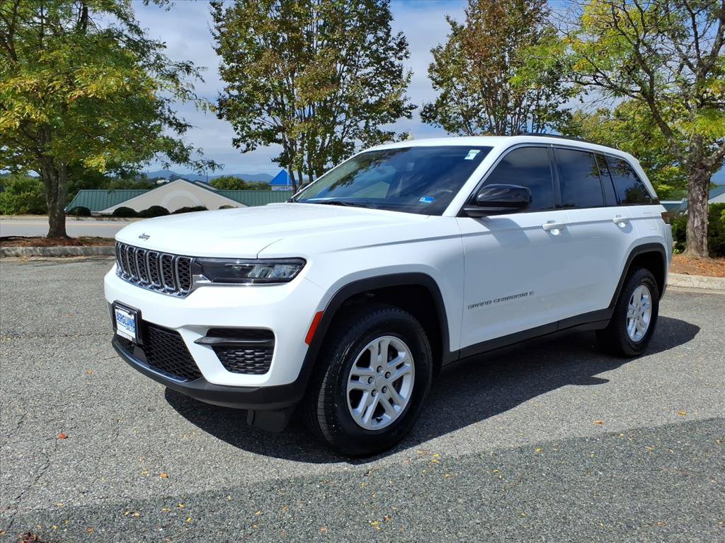 Used 2022 Jeep Grand Cherokee Laredo w/ Luxury Tech Group I RWD image 16