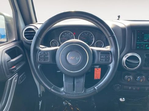 Used 2015 Jeep Wrangler Unlimited Sahara w/ Connectivity Group AWD/4WD image 12