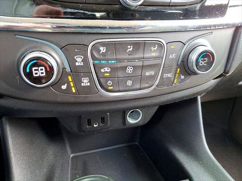 Used 2018 Chevrolet Traverse LT image 19