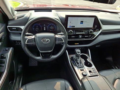Certified 2024 Toyota Highlander Platinum AWD/4WD image 12