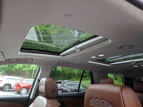 Used 2019 Chevrolet Traverse High Country AWD/4WD image 17