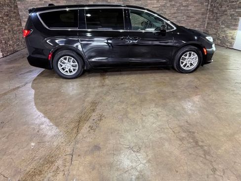 Used 2025 Chrysler Pacifica Select FWD image 9