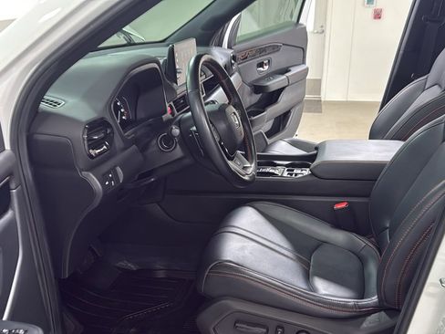 Used 2025 Honda Pilot TrailSport image 12