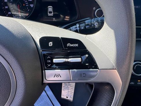 Used 2021 Hyundai Elantra SE FWD image 17