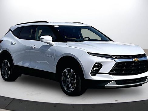Used 2024 Chevrolet Blazer LT image 2