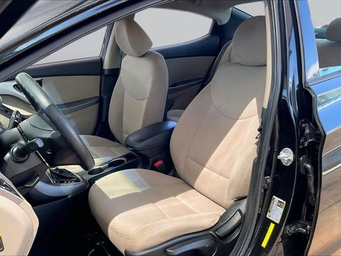 Used 2014 Hyundai Elantra SE w/ Option Group 02 FWD image 9