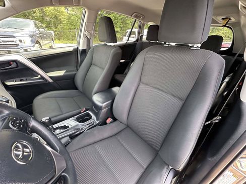 Used 2018 Toyota RAV4 LE AWD/4WD image 19
